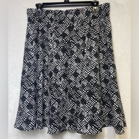 Alfani Dresses & Skirts - Alfani Black and White Geometric flare Skirt women’s size M